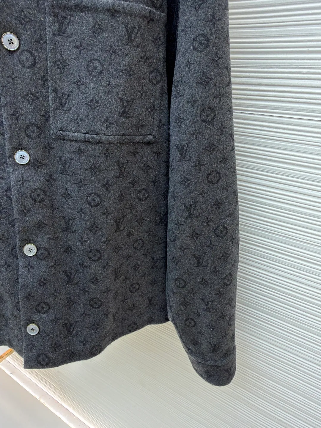 LOUIS VUITTON single-breasted jacket ●Original version: purchased and developed for 25500 ●Item number: 1682365-D50 ●Fabric: wool fabric ●Technology: made on positioning cutting machine ●Color: gray ●Version: fitted version ●Weight: about 1000 grams ●Size: 46-48-50-52 ●Description: This Louis Vuitton double-sided shirt-style single-breasted jacket is made of double-sided weaving technology. It selects high-density blended wool fabrics and is custom-woven and dyed to present classic old pattern dark patterns. It can be worn on both sides. One side has a dark gray presbyopic texture, and the other side has a solid matte texture. The fabric has been pre-shrunk and anti-pilling, making it soft to the touch and durable. The body of the garment adopts positioning cutting technology to accurately match the symmetry of the presbyopia pattern. The error of each piece is controlled within 0.2cm. The splicing joints are processed by manual overlocking technology, and the stitches are fine and smooth to avoid burr problems. The placket uses custom-made mother-of-pearl buttons, which are hand-polished and polished, with a warm texture. The shirt collar is three-dimensionally cut, with a built-in shaping interlining to ensure stiffness. The hem and cuffs are overlocked to enhance durability. The overall shape follows an ergonomic design, taking into account both wearing comfort and the brand's classic aesthetic details. The overall wiring is straight and delicate, the fabric is comfortable and soft, and the color is consistent without color difference. It can be matched with the same style to create a fashionable look and control various occasions. Customized accessories, complete with three standards, same style for men and women!